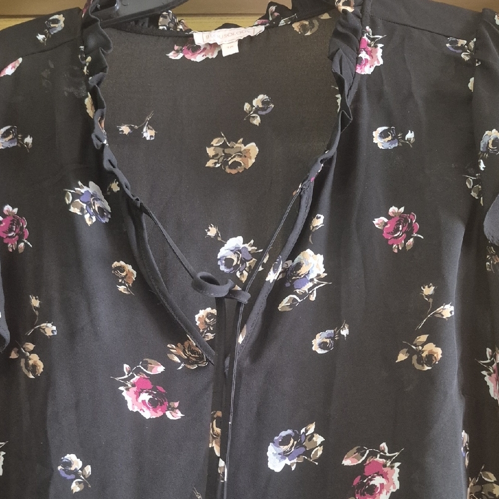 Blousology Chic Black Floral Blouse with Ruffle Cap Sleeves 1x Plus Floral Poly - Picture 5 of 9